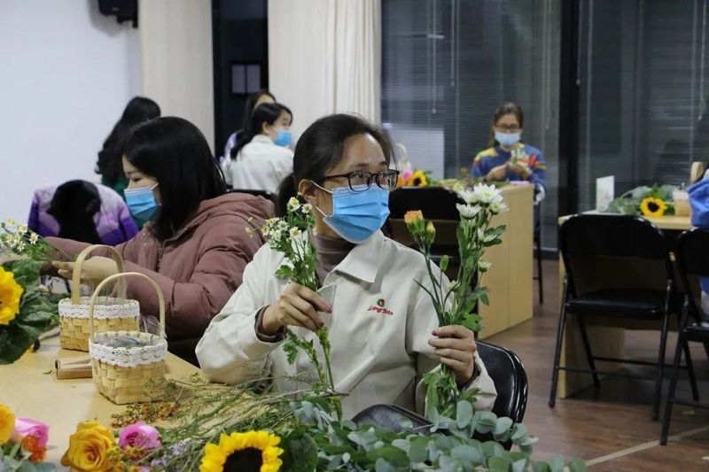 以花为诗，品味生活  大岭山先锋职工服务中心走进AGGAME集团开展插花培训活动。 (2).jpg